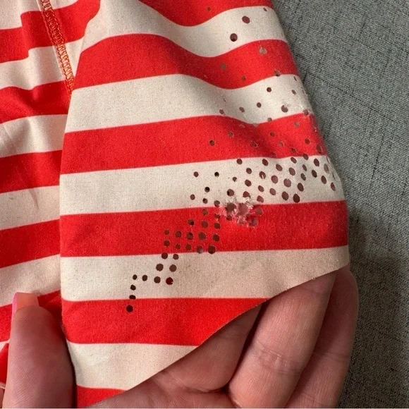 Lululemon Run Light As Air Short Fearless Red Waldo Stripe 2012 Seawheeze Size 8 - Picture 6 of 11